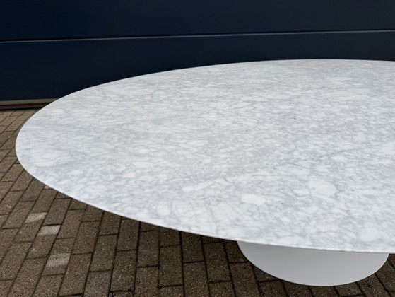 Image 1 of Table de salle à manger ovale Knoll Tulip, Eero Saarinen (244 cm), marbre de Carrare