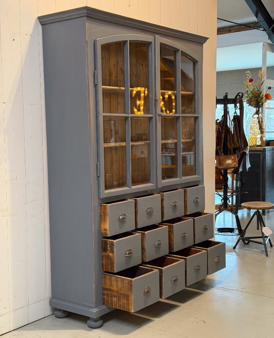 Image 1 of Vetrina grigia con ante in vetro e 12 cassetti | Mobile buffet