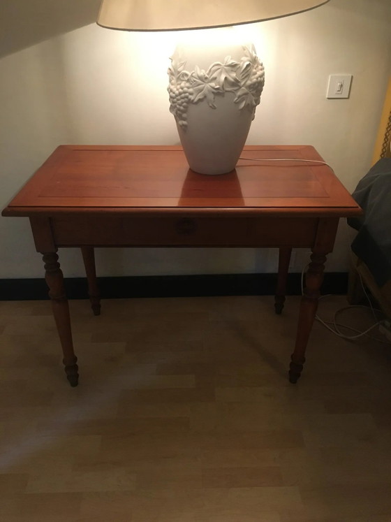 Schreibtisch mit Schublade aus Kirschholz – Beistelltische (photo 2 of 7)