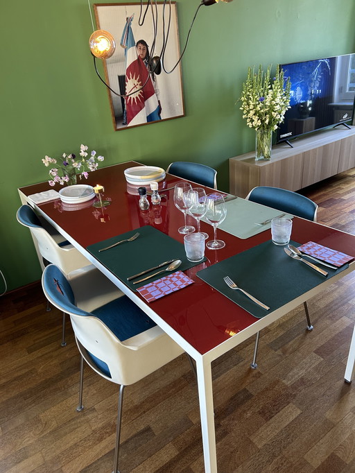 Eettafel met blad van rood glas 