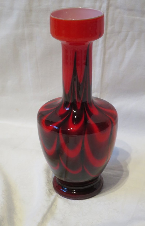 Image 1 of Florero Vidrio opalino estampado rojo