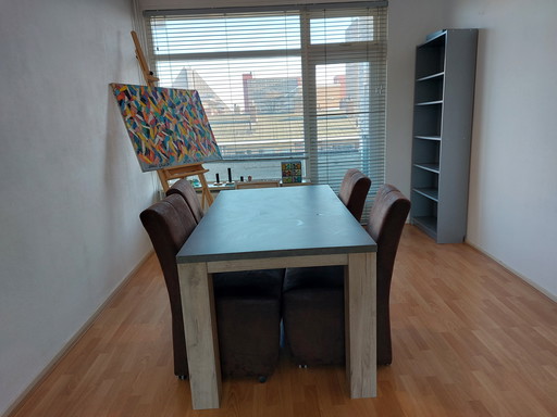 Mooie, moderne eettafel 4-6 personen