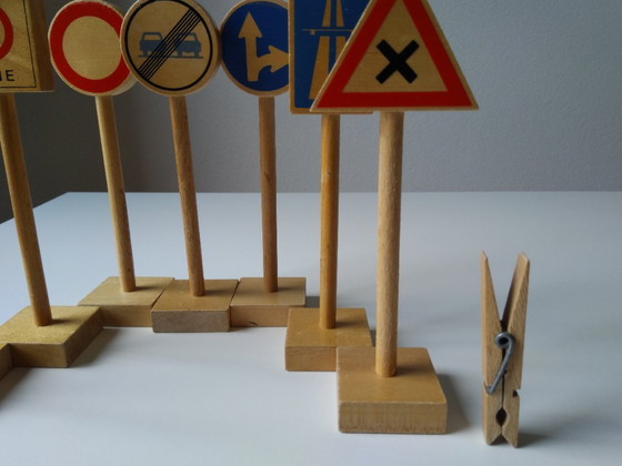 Image 1 of 7 panneaux de signalisation miniatures en bois de hêtre vintage