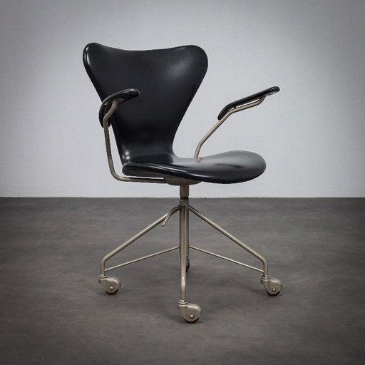 Sedia da ufficio modello 3217 di Arne Jacobsen per Fritz Hansen, prima edizione, anni '50.
