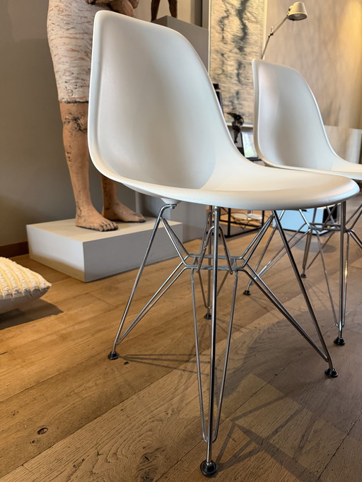 2 x chaises Eames en plastique dsr ( avec)
