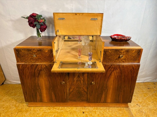 Credenza da cocktail Art Deco inglese in radica di noce – Circa anni '30 Una splendida credenza da cocktail originale inglese Ar