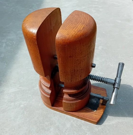 Großer antiker hölzerner Hutspanner/Hutstrecker aus einer Werkstatt – Dekorative Objekte, Wood (photo 4 of 7)