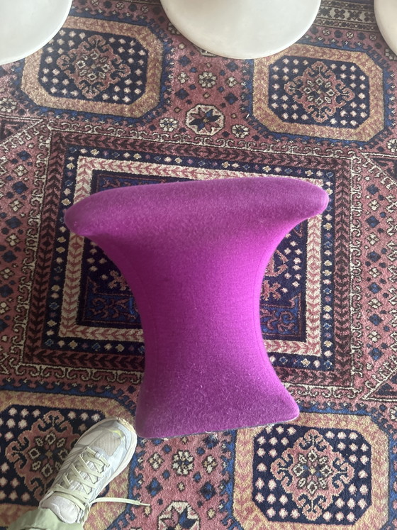 Vier drehbare Trompetenstühle und ein kleiner Tisch – Drehstühle, Plastic, Textile (photo 4 of 5)
