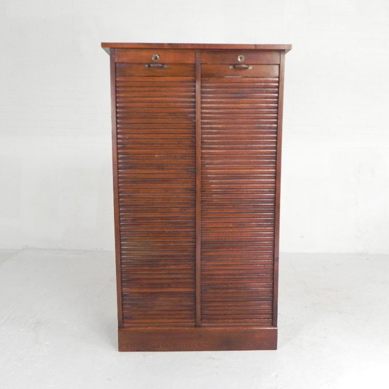 Image 1 of Armadio in rovere con serranda avvolgibile a 2 ante, alto 150 cm, anni '30.