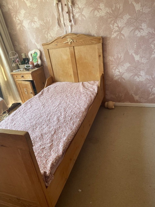 2 bedden hout met twee nachtkastjes. Jugendstil style