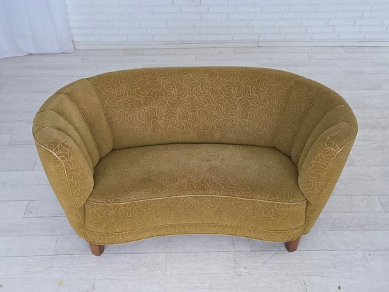 Image 1 of Dänisches 2-Sitzer-Sofa „Banane“ aus den 1960er Jahren, Bezug aus Velours, Buchenholz