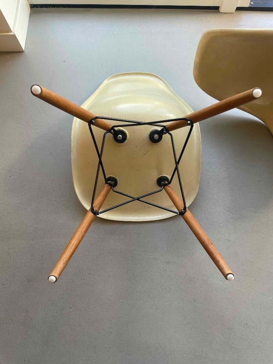 Image 1 of 2 sillas Herman Miller Eames beige de fibra de vidrio DSW