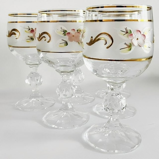 Image 1 of Set vintage handgeschilderde Boheemse wijnglazen kristal emaille bloemmotief 1960's