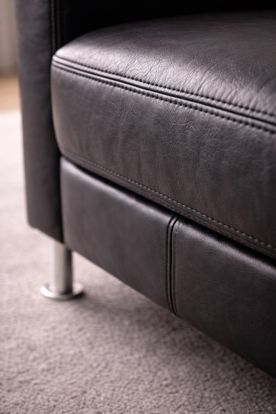 Image 1 of Poltrona contemporanea in pelle nera e poggiapiedi abbinato – Eleganza primi anni 2000