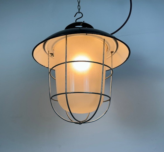 Image 1 of Industriële zwarte geëmailleerde fabriekshanglamp, jaren 60