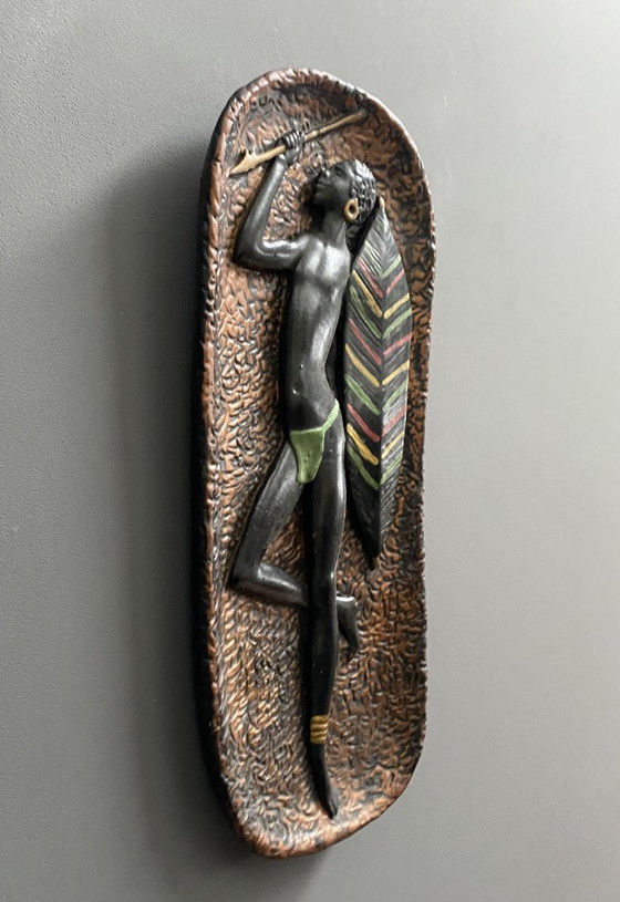 Image 1 of Piastrella in gesso con guerriero africano anni '60