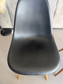 4 chaises d'appoint en plastique Vitra Eames DSW RE,