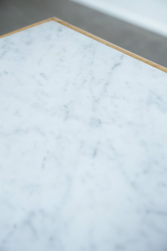 Image 1 of Antico comodino/tavolino da ingresso in legno a 1 anta con piano in marmo chiaro