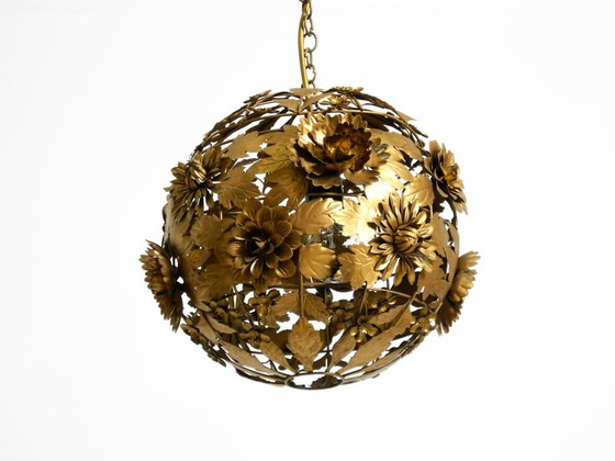 Preciosa y singular lámpara de techo esférica de metal con diseño floral, estilo Regencia de los años 70. (photo 3 of 20)