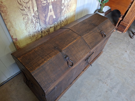 Image 1 of Robusto baule contenitore con cassetti e portabottiglie con serratura e chiave. Dimensioni: 140x56 cm e 73 cm di altezza.