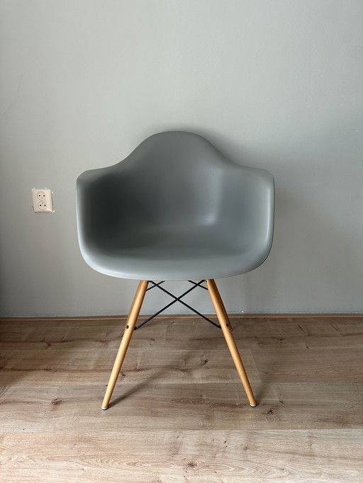 Vitra Eames Plastic Chair DAW