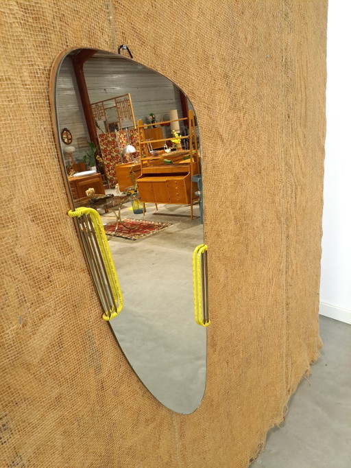 Spiegel met gele kunststof details