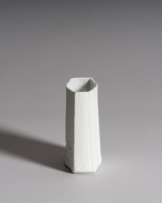 Image 1 of Hutschenreuther Vase aus mattem Biskuitporzellan, WGP Mond- oder Rindenrelief im Op-Art-Stil, MCM