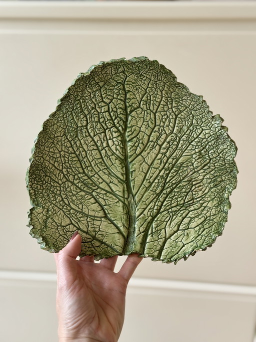 Handgemaakt keramiek bord / schaal - koolblad groen organische vorm