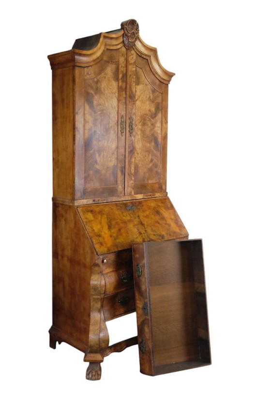 Image 1 of elegant 18th century desk with curb in burr walnut.