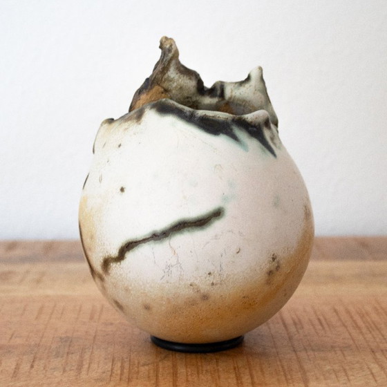 Image 1 of Abstraktes Keramikkunstwerk, Kugelform mit Fisch und Öffnung