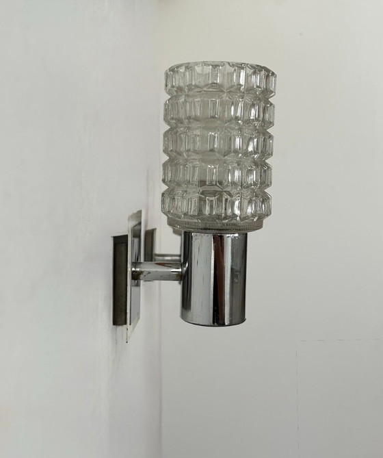 Image 1 of Paire d'appliques vintage, métal chromé et verre moulé pressé, Italie, 1970