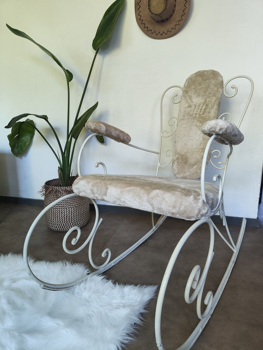 Sedia a dondolo appena rivestita