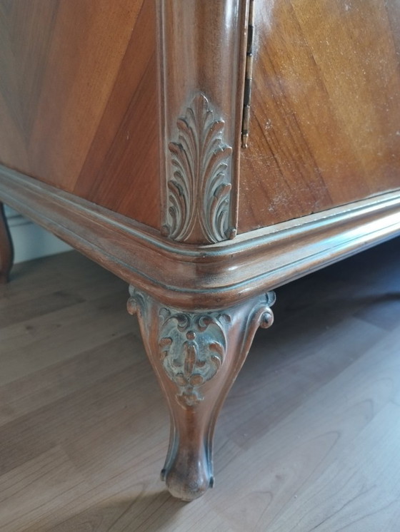 Image 1 of Grande armoire en bois sculpté des années 1950