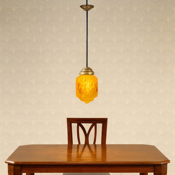 Image 1 of Suspension Art Déco ancienne en verre opalin marbré ambré