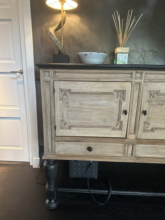 Image 1 of Aparador antiguo con un toque moderno