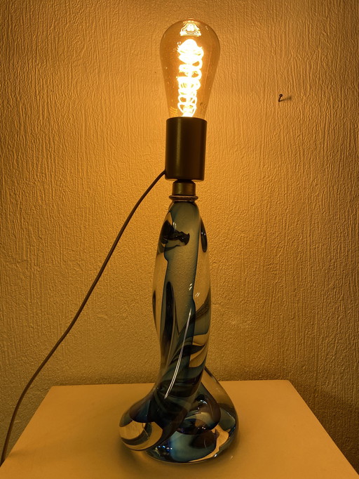 Val Saint Lambert gedraaide tafellamp van blauw/transparant kristal.