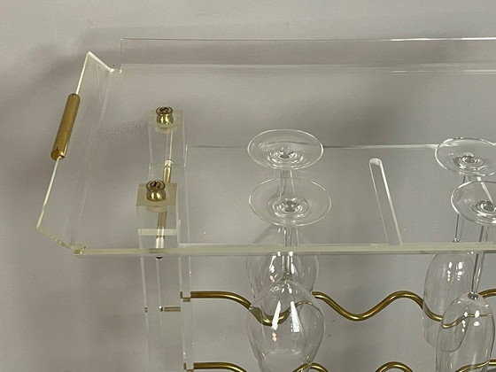 Seltenes skulpturales David Lange Lucite & Messing Weinregal. Frankreich, 1970er Jahre. Ref.: DO2000 (photo 12 of 12)