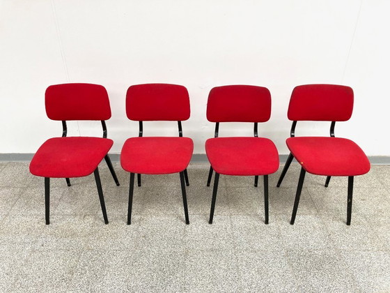 Image 1 of 4 sedie da pranzo Friso Kramer 'Revolt' dal design vintage + tavolo