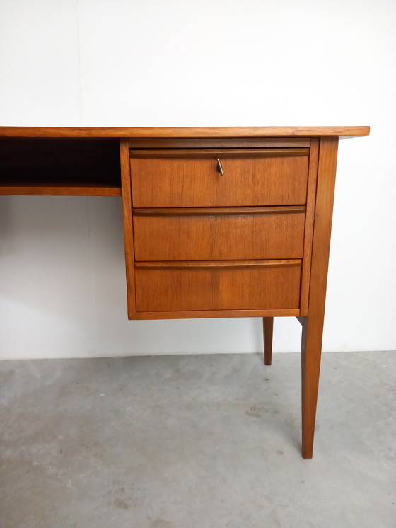 Image 1 of Escritorio de teca de diseño danés de los años 60 y 70 | Mediados de siglo