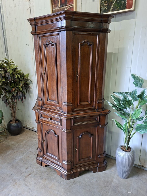 Antieke kasteel kast, buffetkast, servieskast afm. 135x56cm en 208cm hoog.