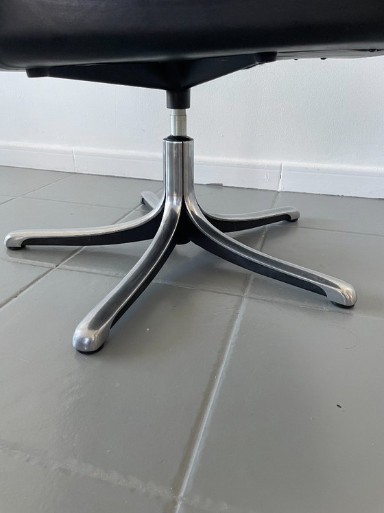 Image 1 of Poltrona modello P126, disegnata da Osvaldo Borsani per la prestigiosa azienda italiana Tecno S.p.A. nel 1966.