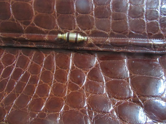 Image 1 of Bolso clásico retro de piel charol marrón oscuro con relieve de cocodrilo, forrado en ante.