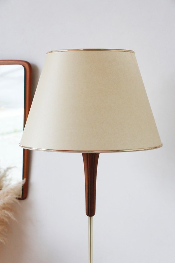 Image 1 of Vloerlamp van teak en messing uit de jaren 60 - Vintage verlichting