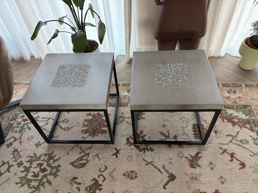 Mesas auxiliares con piedras de hormigón y motivo