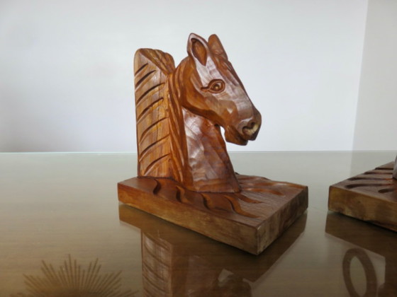Een paar boekensteunen van beukenhout, met guts bewerkt, jaren 1930-1940. – Decoratieve objecten, Wood (photo 8 of 13)