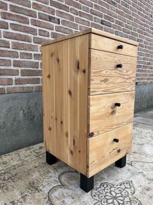 Cómoda escandinava vintage con 4 cajones