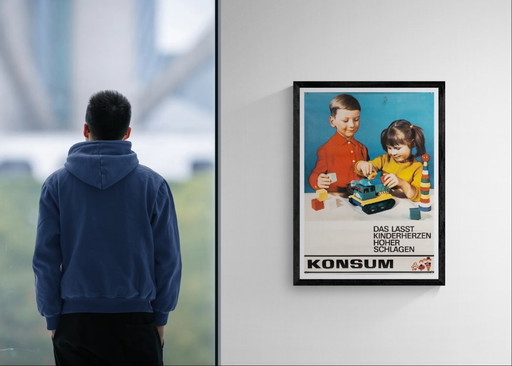 KONSUM Das Lässt Kinderherzen Höher Schlagen – 1970 Original Vintage Toy Advertising Poster – Mid-Century Modern – 81x57 cm