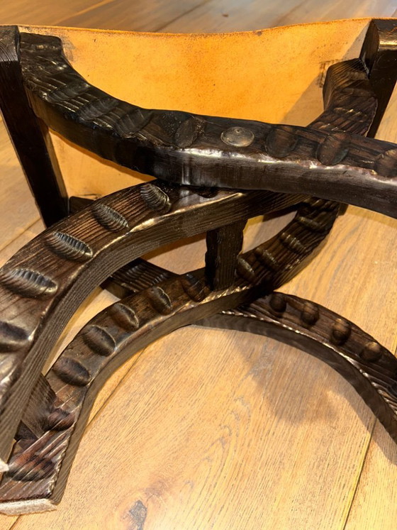Image 1 of Taburete plegable francés de cuero en pino texturizado, circa 1960.