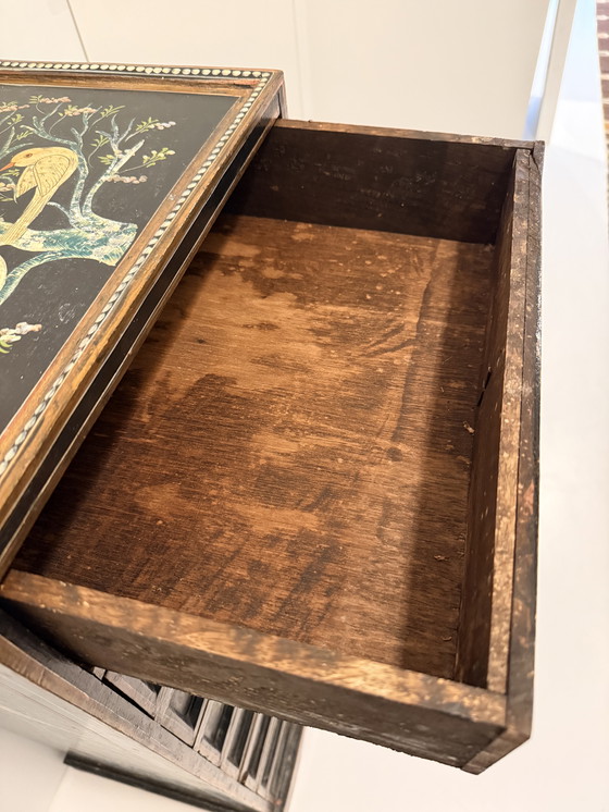 Image 1 of Cassettiera vintage in legno nero, dipinta a mano e riccamente decorata, con 8 cassetti