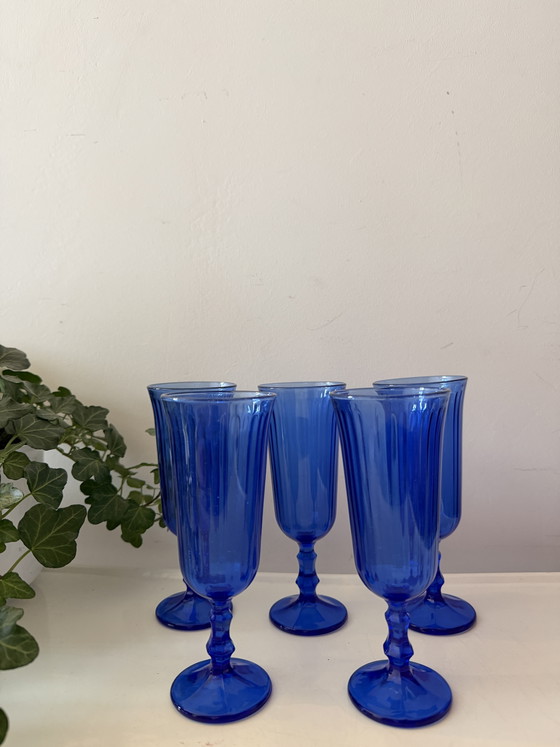 Image 1 of Ensemble de 5 flûtes vintage en verre bleu